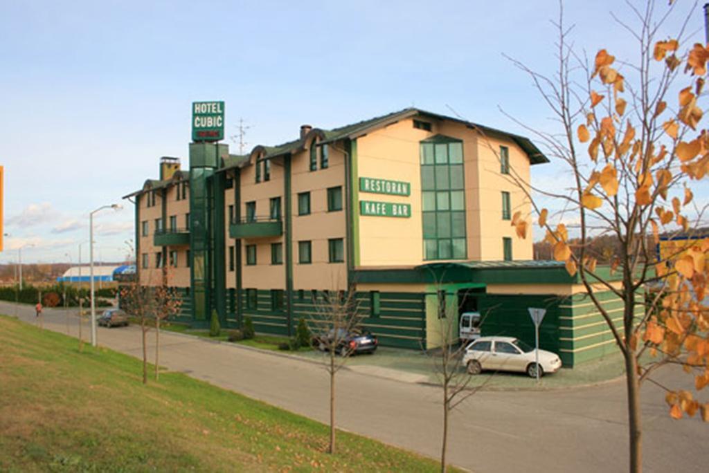 Hotel Cubic Laktaši Extérieur photo