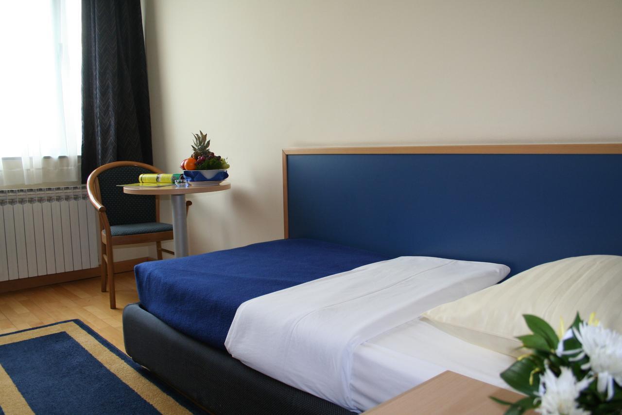 Hotel Cubic Laktaši Extérieur photo