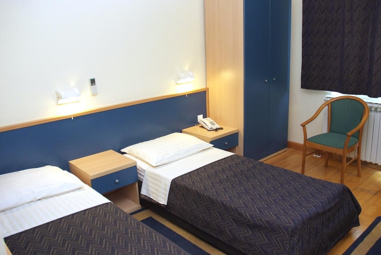 Hotel Cubic Laktaši Extérieur photo